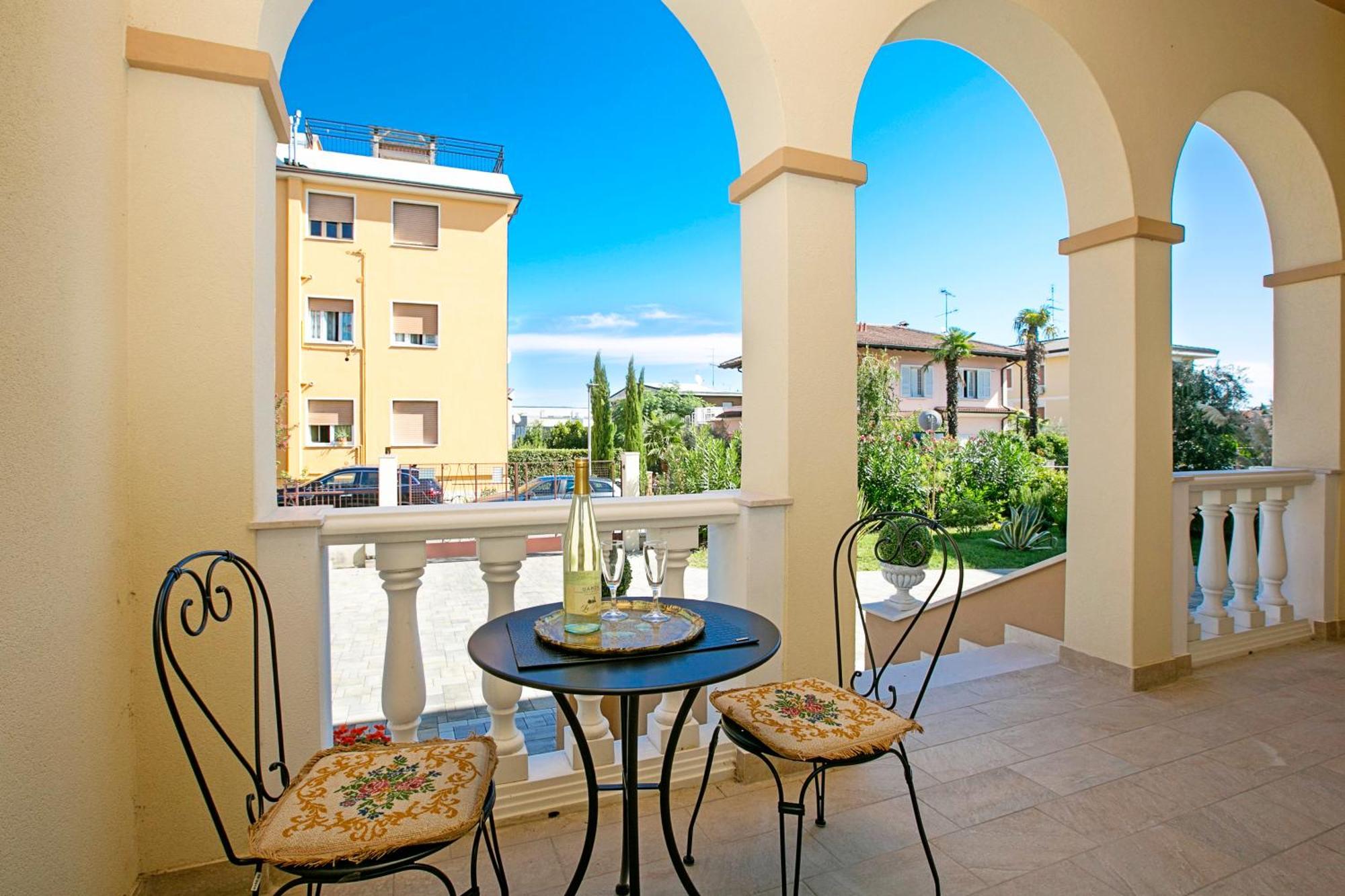 Villa Mimosa - Appartamento 1 - Happy Rentals Desenzano del Garda Exteriör bild