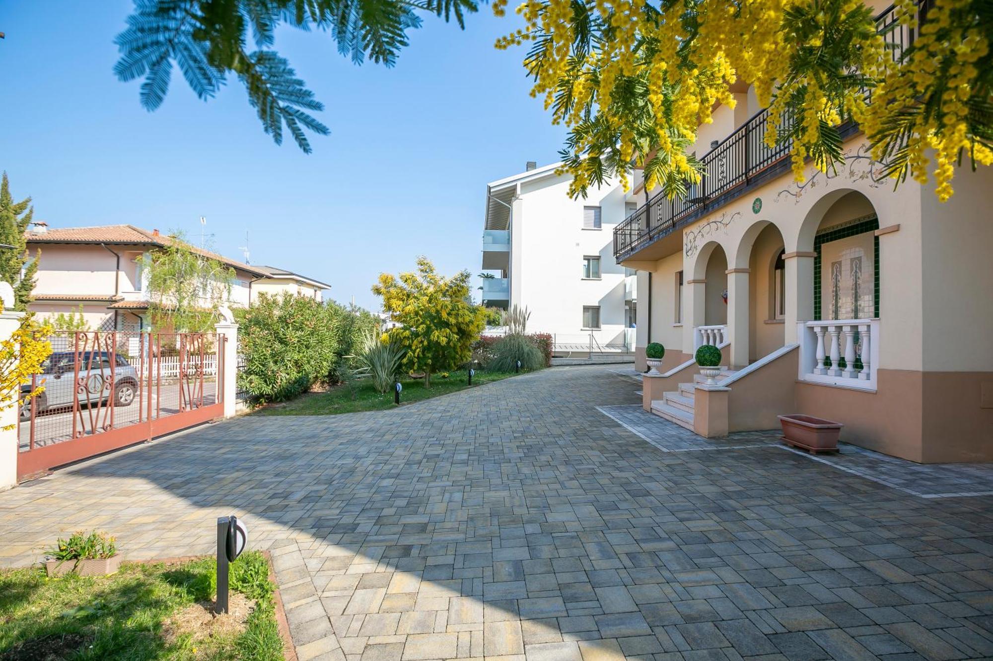 Villa Mimosa - Appartamento 1 - Happy Rentals Desenzano del Garda Exteriör bild